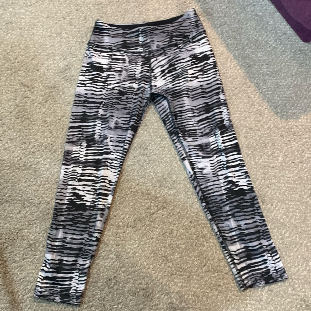EUC Beyond Yoga black, grey and white printed mid rise capri leggings size S
